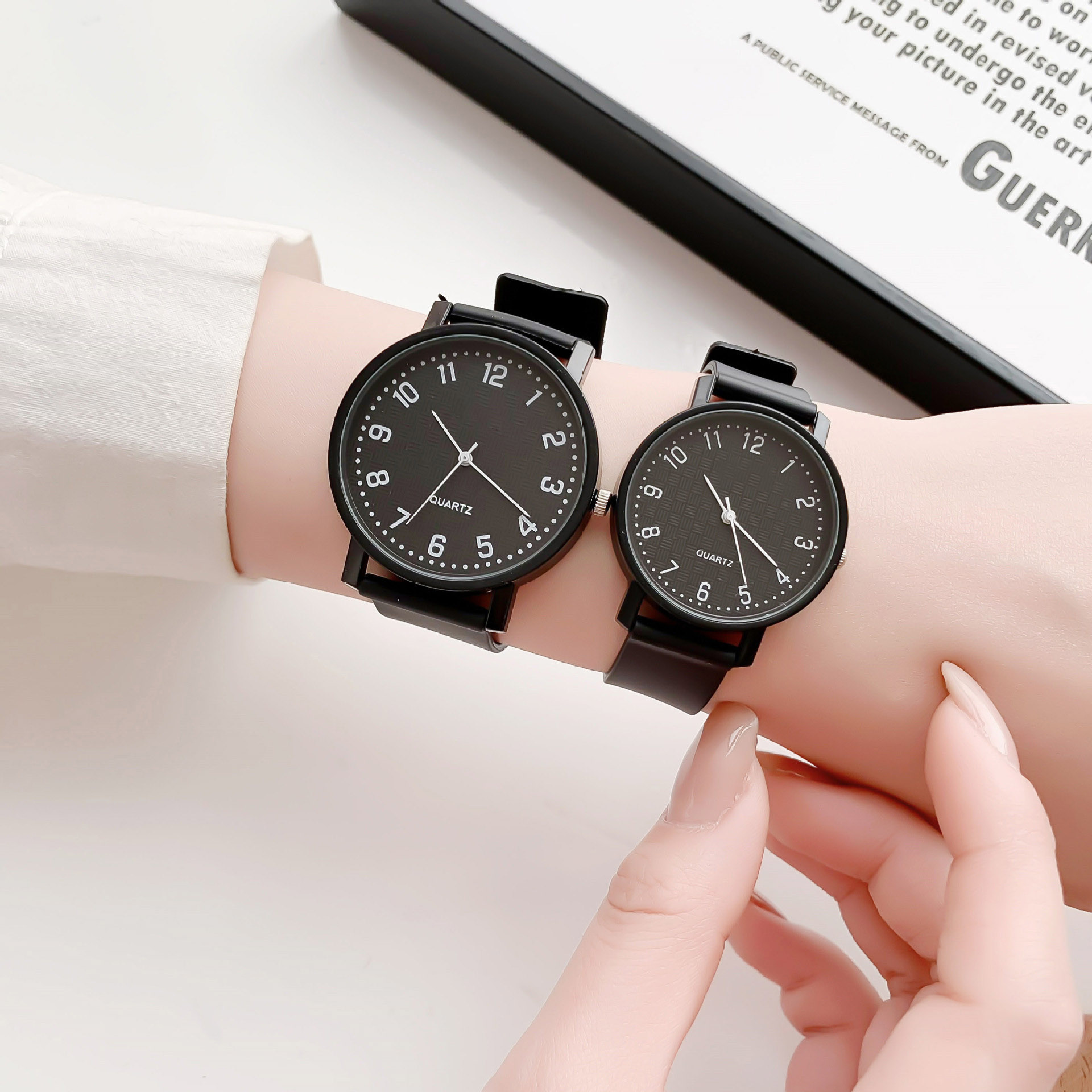 シンプルなブラックウォッチクォーツ時計女性用シリコンストラッ - Silicone Band Women のレビューと価格