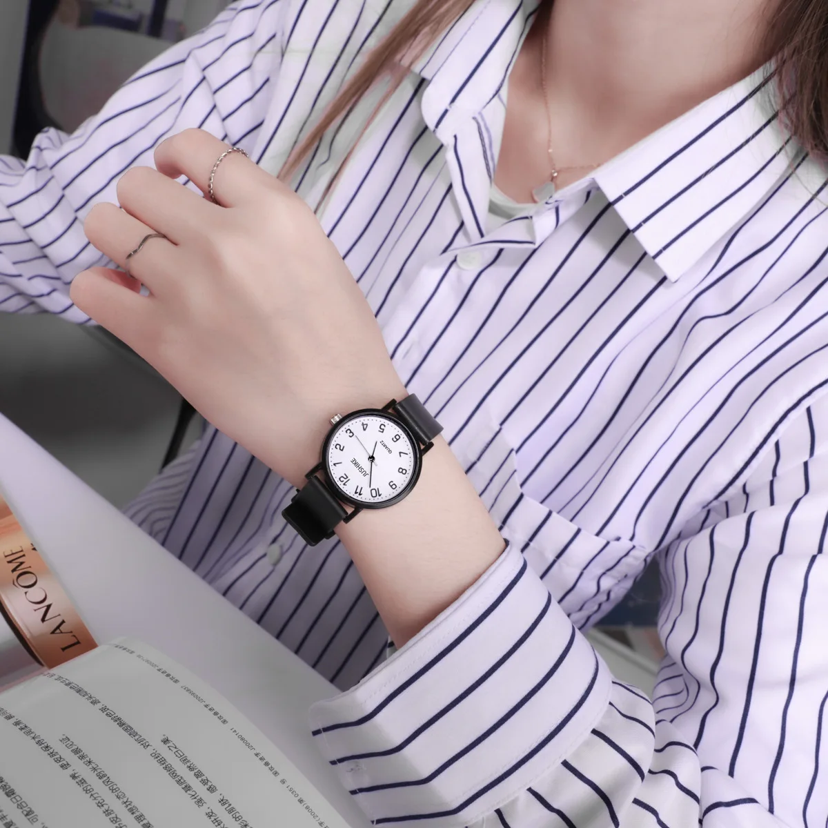シンプルなブラックウォッチクォーツ時計女性用シリコンストラッ - Silicone Band Women のレビューと価格